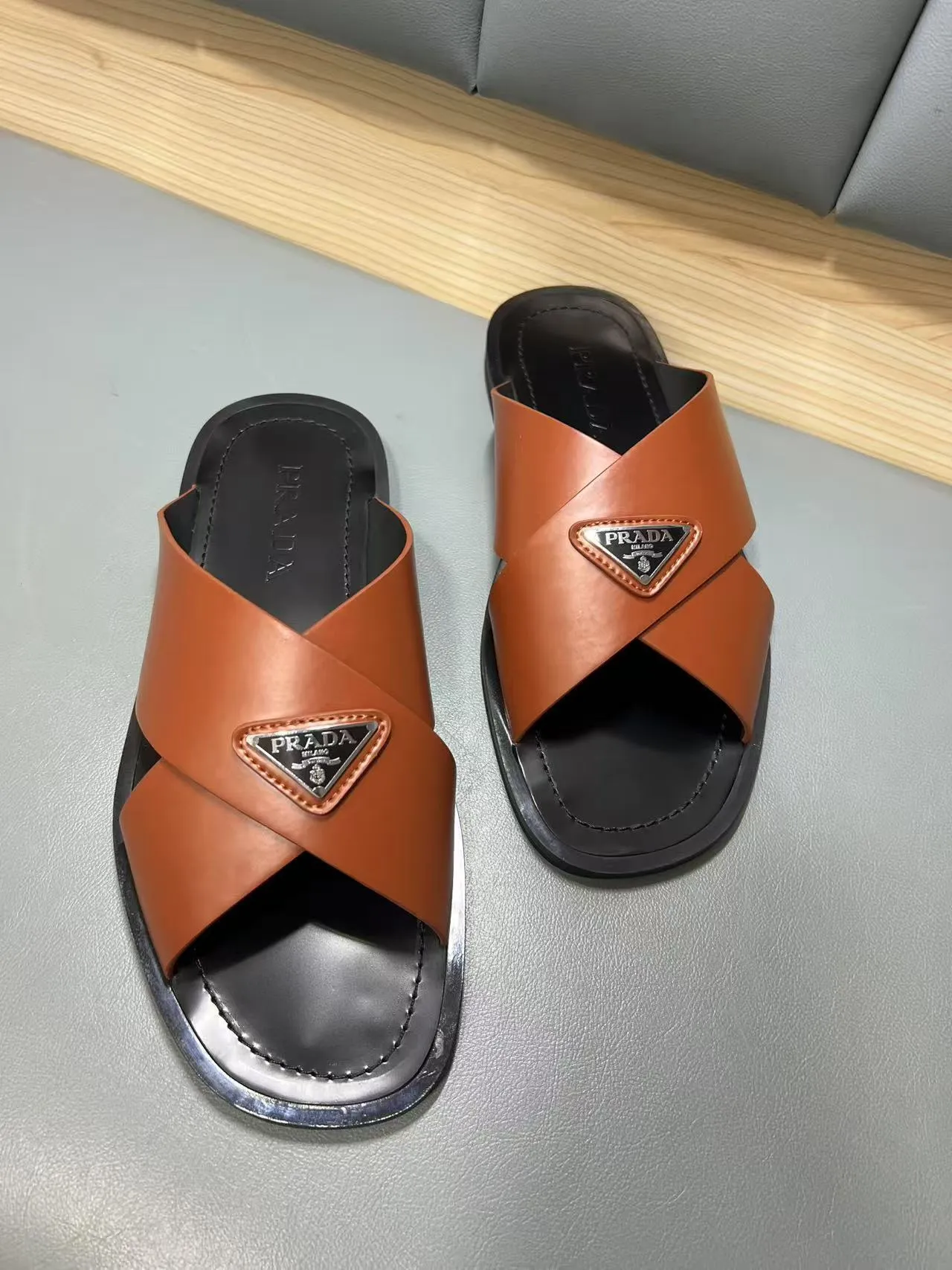 340💰PRADA Prada’s latest slippers are synchronized with the official website. This slipper is made of the brand’s unique and iconic Saffiano leather. The brand logo jumps out from the double straps, and the brand style is clearly visible. Cowhide gives men elegant charm and functional design, making it an ideal choice for vacation and leisure. Size:38-45